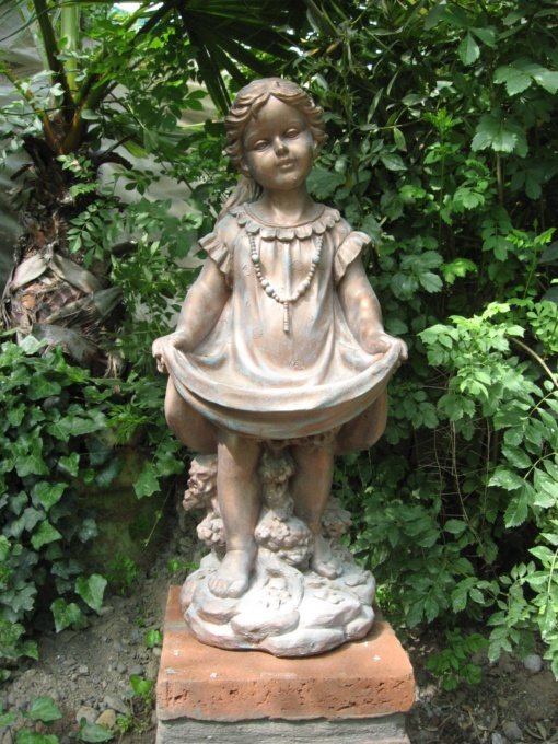FIGURAS ORNAMENTALES Niña Descalza